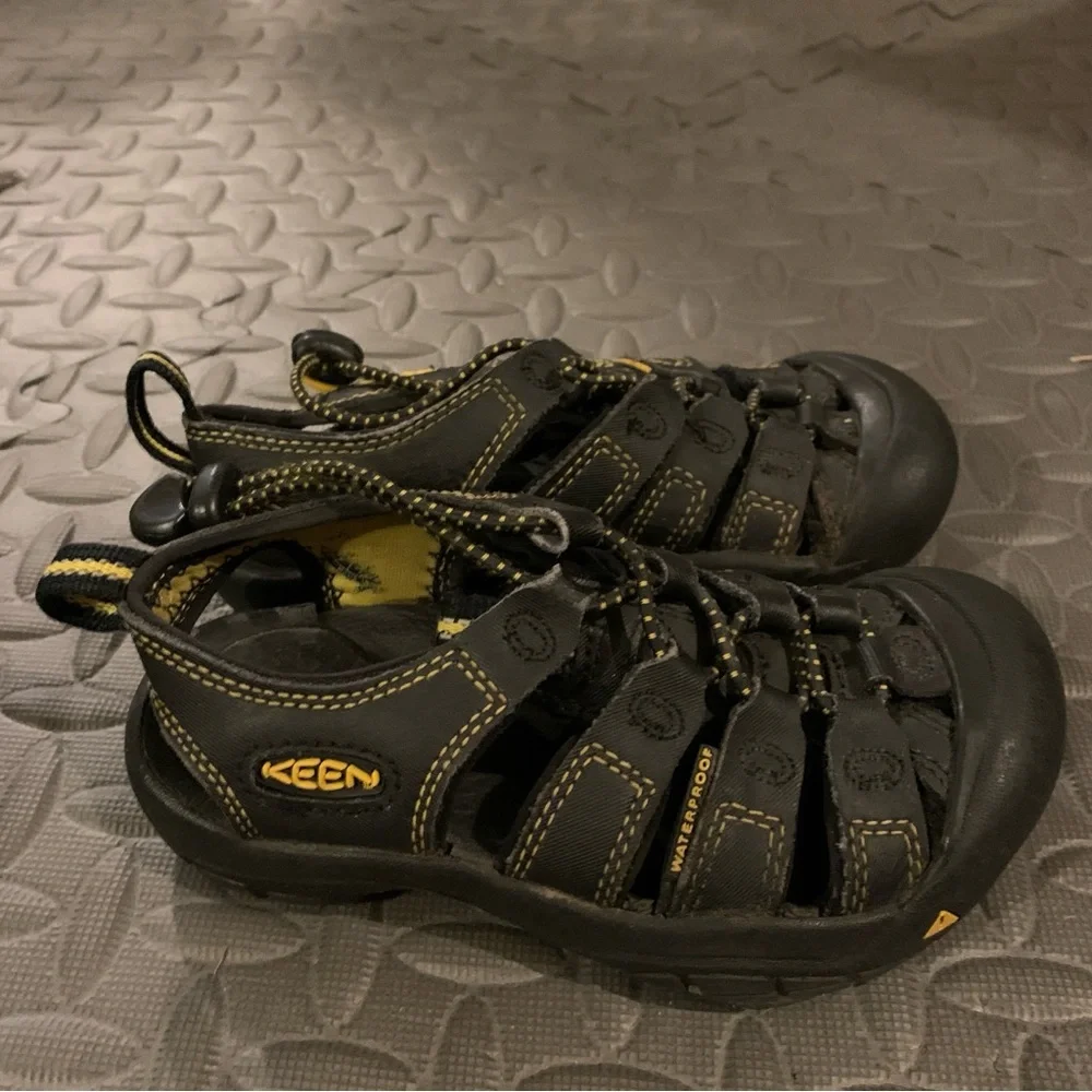 Keen Newport Sandals Watershoes Black Yellow Outdoor Hiking Boys Size 11